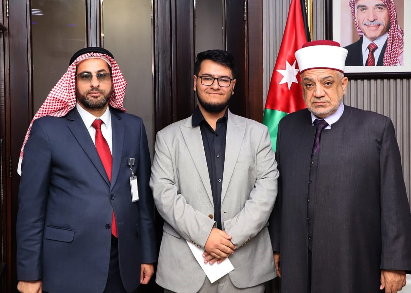 وزير الأوقاف يكرّم الطالب يامن أبو سلوم لتفوقه وحصوله على المرتبة الثانية بالمملكة