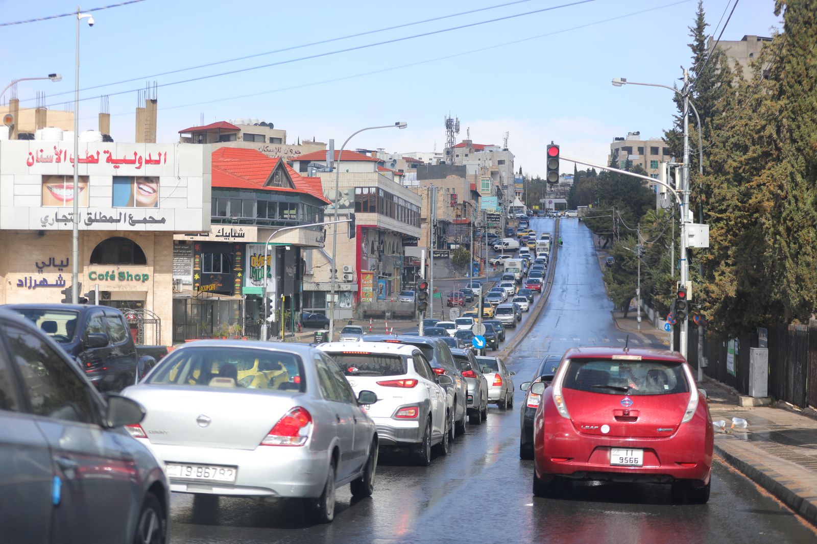 أجواء ماطرة وباردة في عمان ..  زخات أمطار ورياح نشطة